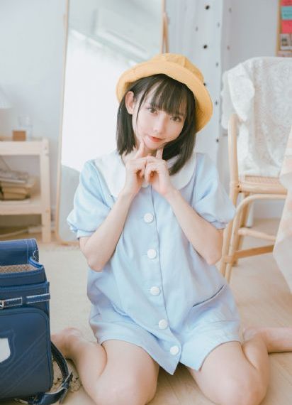 美女用手扒开自己下面