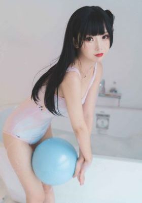含着她两个硕大的乳峰视频